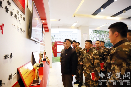 6 參觀榮譽墻    李子涵 攝.JPG