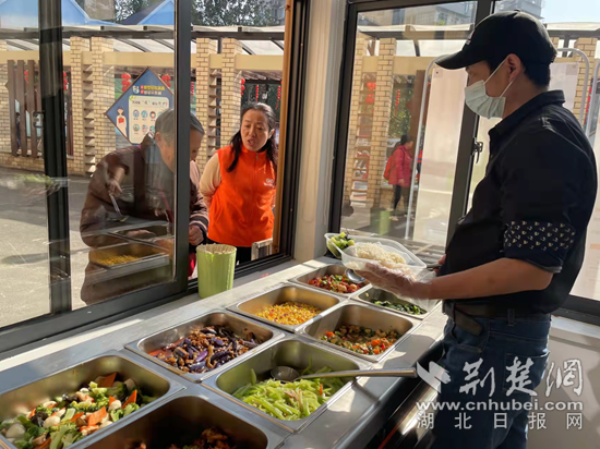 居民在青龍山社區(qū)醫(yī)養(yǎng)中心點餐.png.png
