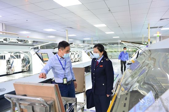 1.圖為黃石市稅務(wù)局干部在黃石永興隆電子有限公司調(diào)研減稅降費(fèi)優(yōu)惠政策享受情況，輔導(dǎo)該公司籌備上市過程中遇到的涉稅難題。.jpg.