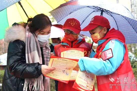 市實驗小學小宣講員到打著雨傘到社區(qū)發(fā)安全知識傳單_副本.jpg