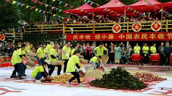 歡聲笑語慶豐收  孟  靖 攝.jpg.jpg