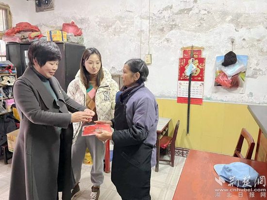 女企業(yè)家田慧敏為龍?zhí)渡鐓^(qū)困境婦女陳祖云送上慰問(wèn)金和春聯(lián).jpg.jpg