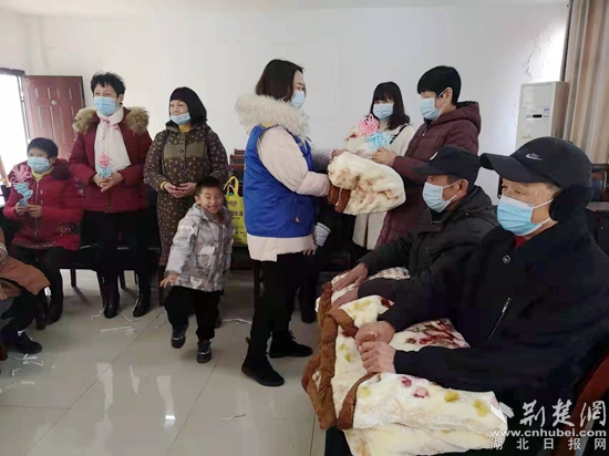 社工們給老年人送棉被.jpg