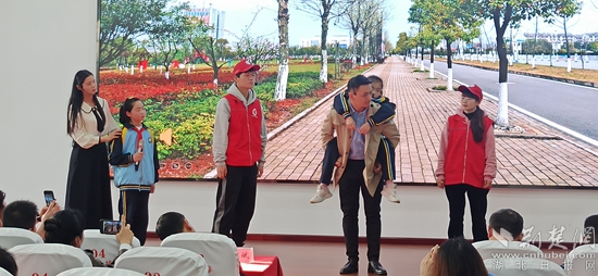 主會(huì)場(chǎng)情景劇《最美紅馬甲 催開文明花》1.jpg