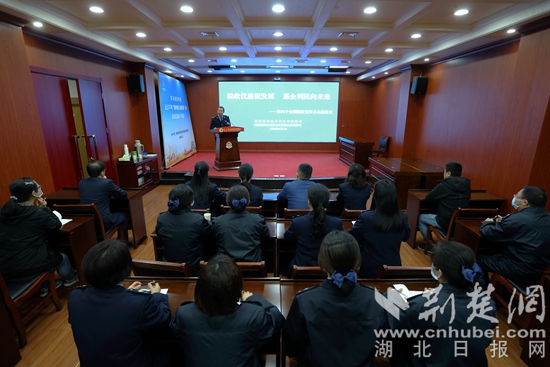 2.鄭稅官工作室”的負(fù)責(zé)人鄭中平正在講解2022年小規(guī)模納稅人免征增值稅、增值稅留抵退稅、“組合式”稅收優(yōu)惠減免等最新的優(yōu)惠政策