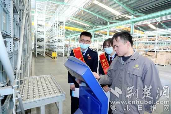 圖2.稅務(wù)干部在湖北三豐小松自動(dòng)化倉儲(chǔ)設(shè)備有限公司實(shí)地查看生產(chǎn)經(jīng)營情況。.JPG.JPG
