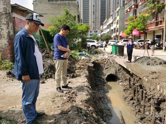 市委宣傳部工作人員查看水管道安裝情況.jpg.jpg