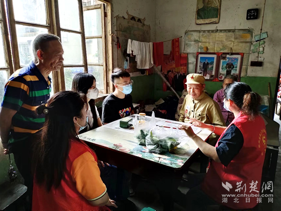 6月2日，濱湖社區(qū)暖陽(yáng)驛站組織開展“端午粽情&nbsp;情暖老兵”上門送溫暖活動(dòng)。.png.png