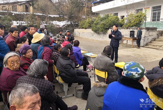 王三元向村民宣講精準脫貧政策_副本.jpg