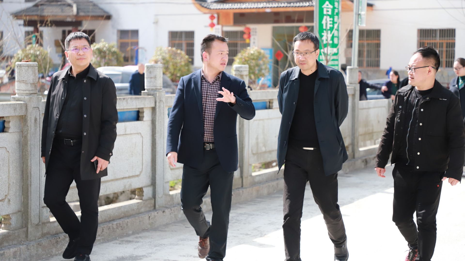 3月18日  市教育局黨組書記、局長甘志明 在市教育局駐村幫扶村板橋鎮(zhèn)大木村研討人居環(huán)境治理.JPG.JPG