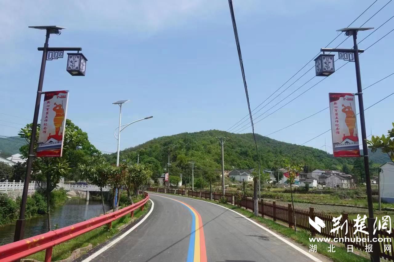 芳畈鎮(zhèn)白果樹灣村通過道路修復，打造美麗鄉(xiāng)村網(wǎng)紅“彩虹路”.jpg.jpg