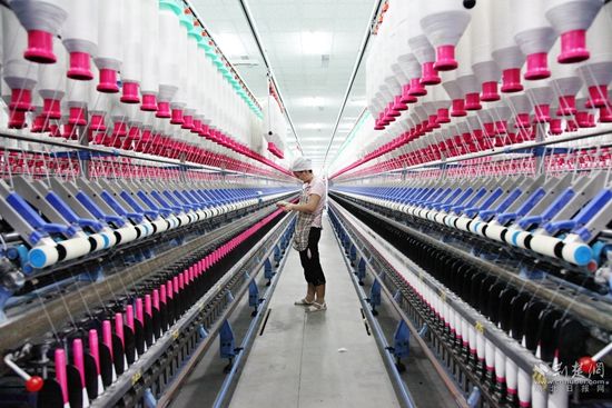 在湖北百絲祥紡織有限公司生產(chǎn)車間，工人正在生產(chǎn)線上作業(yè).jpg.jpg