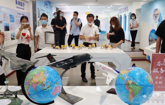 燕磯社區(qū)黨員群眾服務(wù)中心參觀體驗(yàn)。記者 胡小軍 攝.jpeg