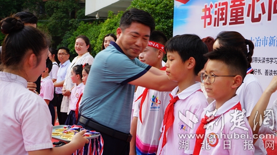 大冶市教育局黨組成員、副局長為親子共讀示范家庭頒發(fā)獎(jiǎng)?wù)?jpg