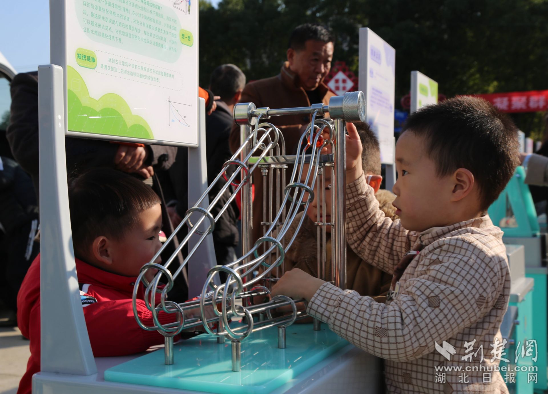 小朋友正在體驗科普小實驗 劉佳文攝.jpg.jpg