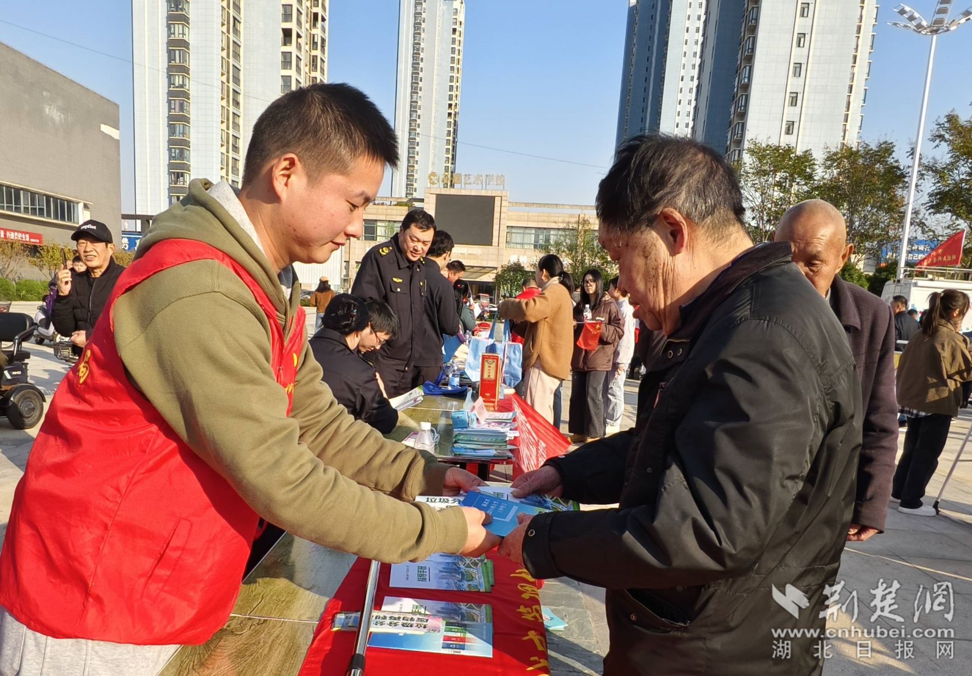 城管局志愿者向群眾分發(fā)垃圾分類宣傳手冊 李夢婷攝 .jpg.jpg