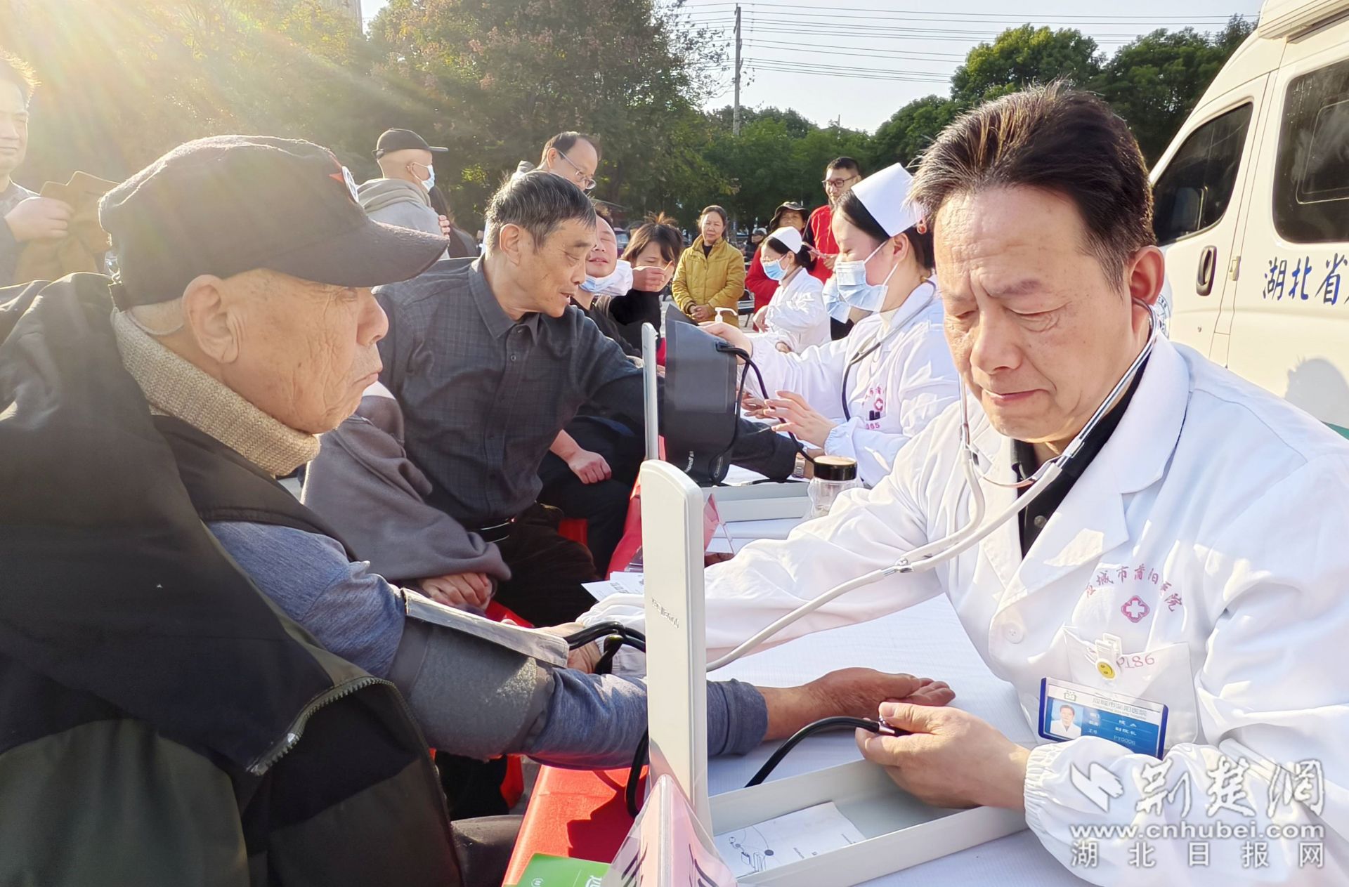 蒲陽醫(yī)院志愿服務隊幫助群眾測量血壓 李夢婷攝.jpg.jpg