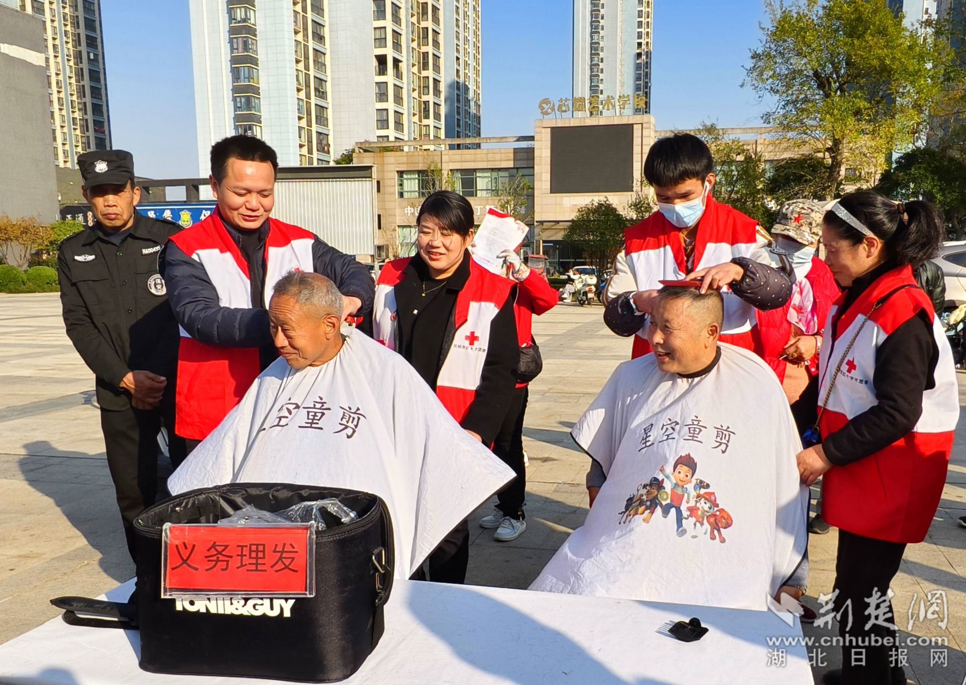 紅十字會志愿者開展義務理發(fā) 李夢婷攝.jpg.jpg