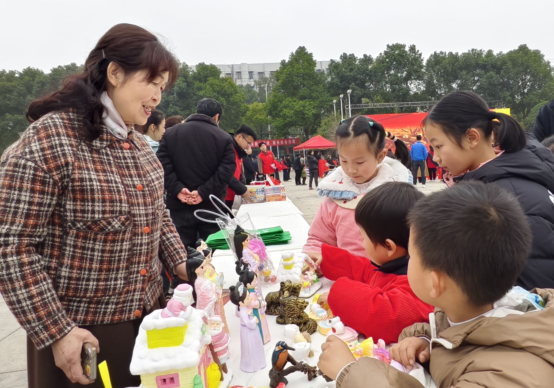 應(yīng)城非遺膏塑展臺(tái)吸引小朋友圍觀  李夢婷攝.jpg.jpg