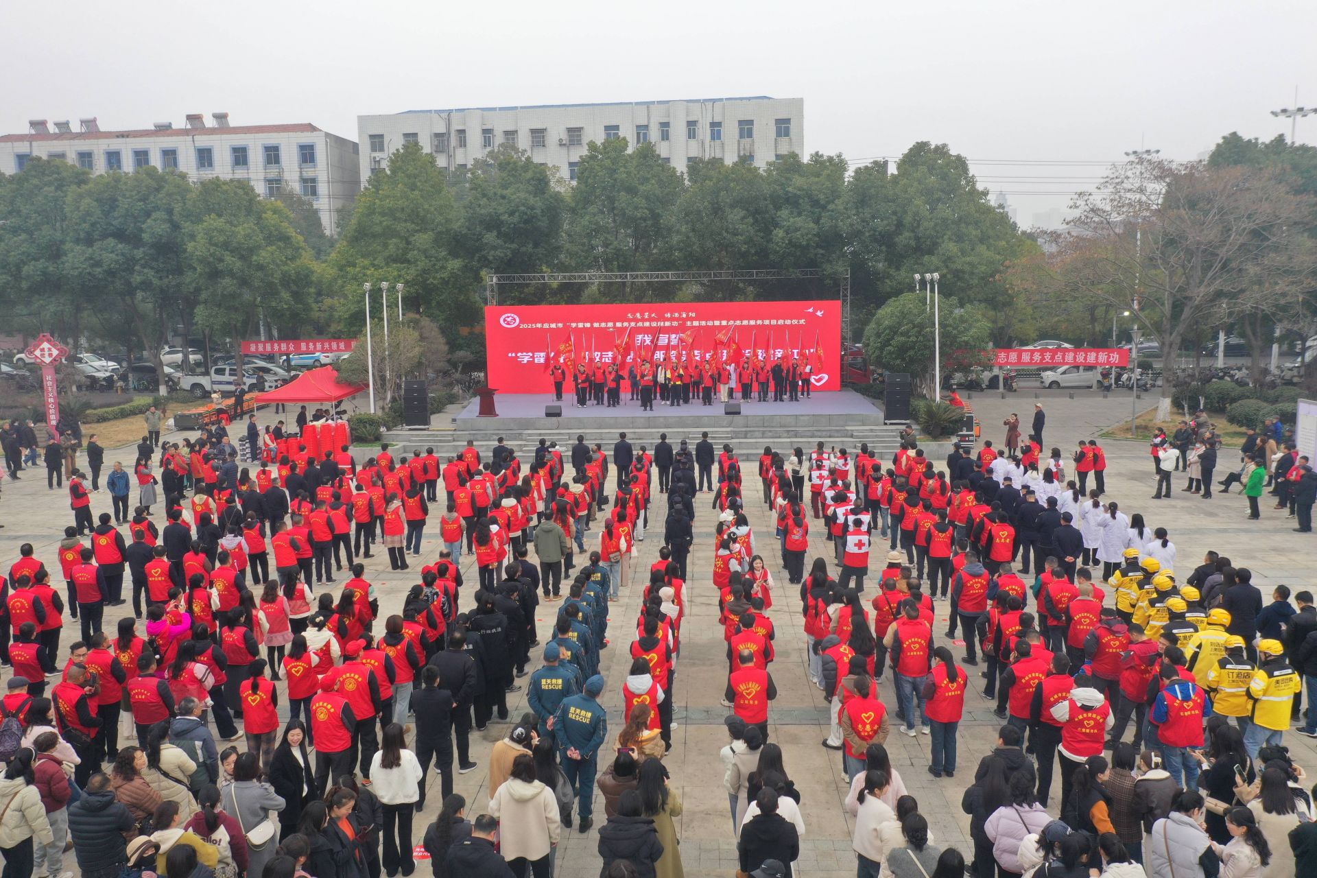 活動(dòng)現(xiàn)場，還舉行了新就業(yè)志愿服務(wù)隊(duì)授旗儀式  孫縉攝.jpg.jpg