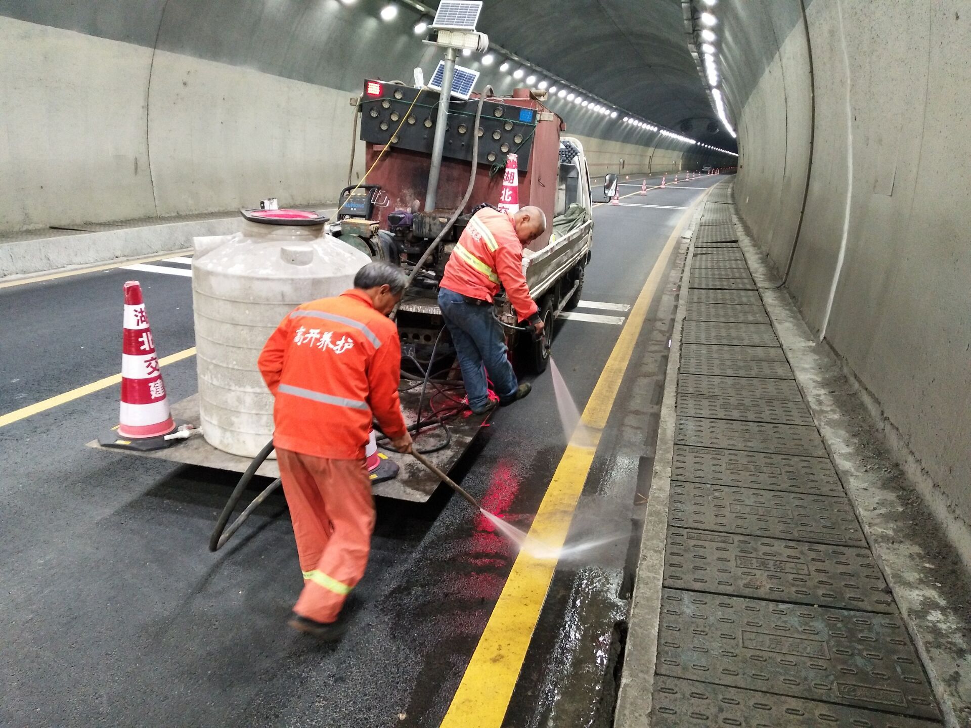 4.清洗沿路隧道標(biāo)識(shí)標(biāo)線(xiàn).jpg.jpg