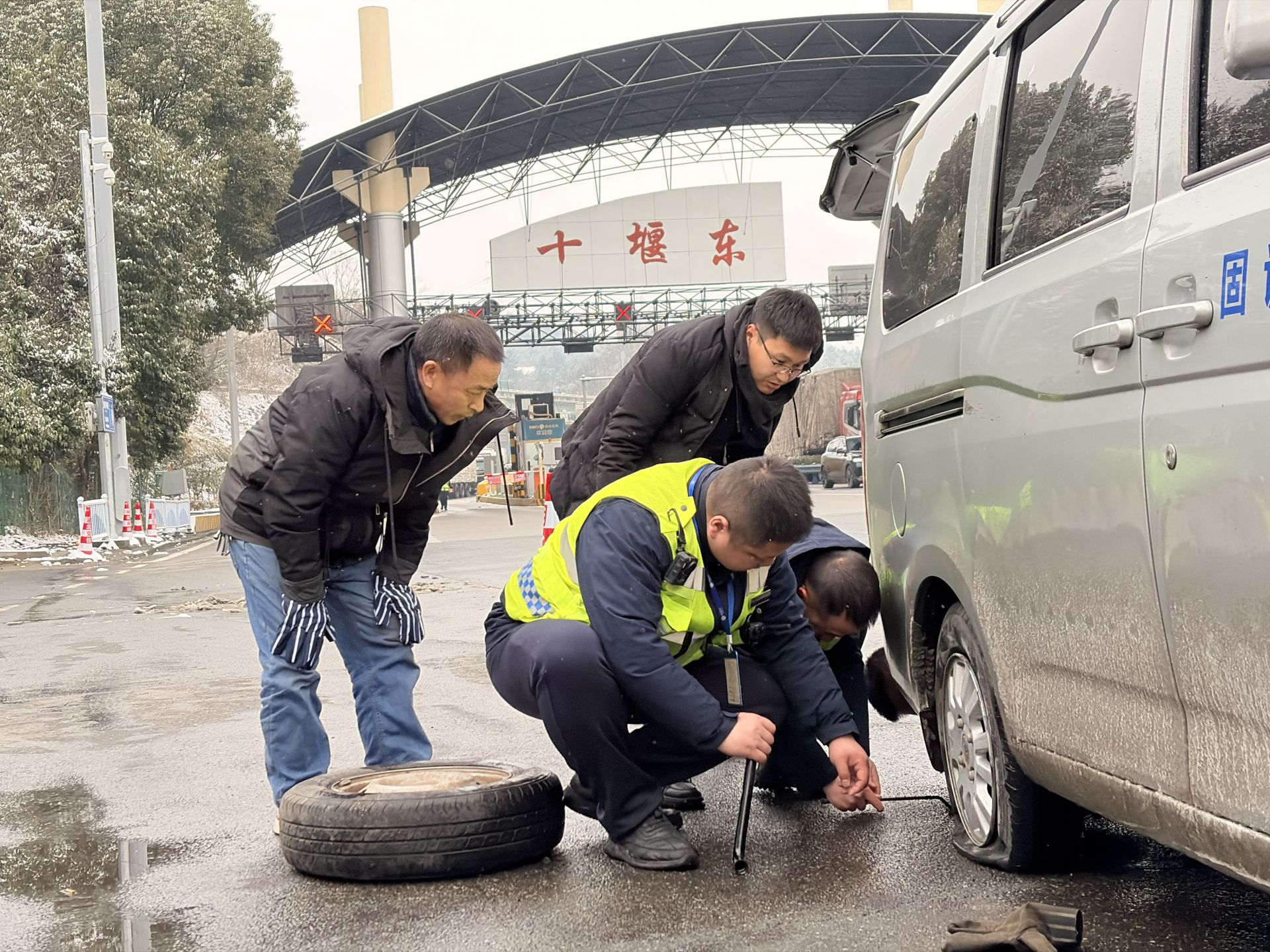 幫助司機換胎.jpg.jpg